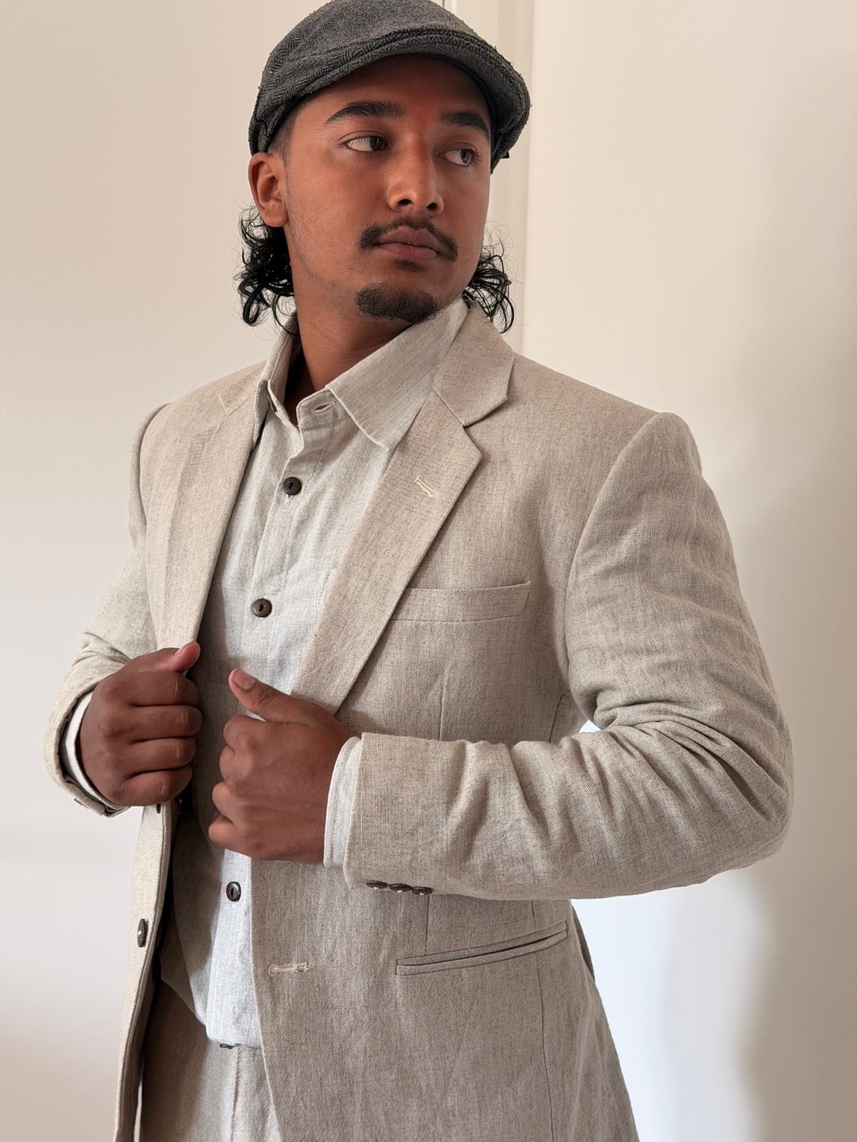 Man wearing a light natural-fibre summer suit with matching shirt and trousers